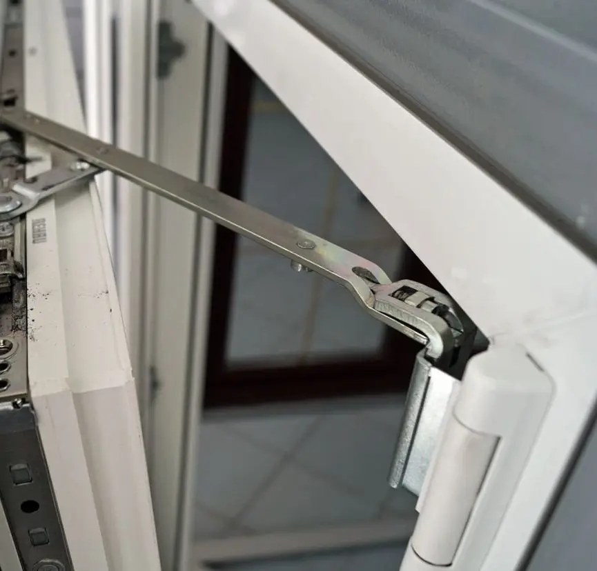 PVC loga vēršanas mehānisms ar furnitūru