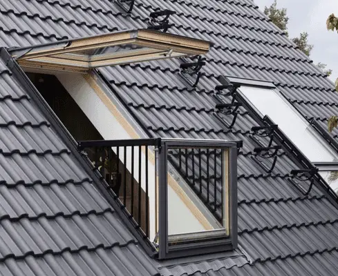 Atverams jumta logs ar balkona funkciju – moderns risinājums mansarda telpām.